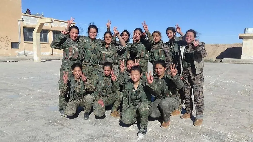 مهنئات بتأسيس YPJ أمهات الشهيدات: إنها هوية النساء
