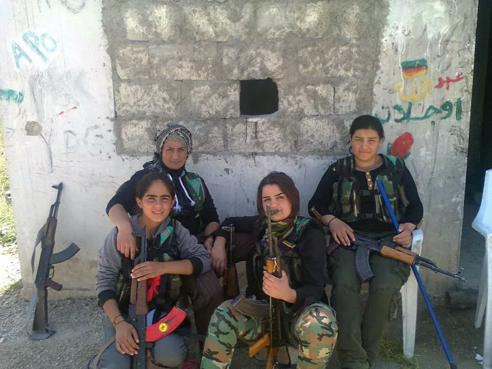 مهنئات بتأسيس YPJ أمهات الشهيدات: إنها هوية النساء