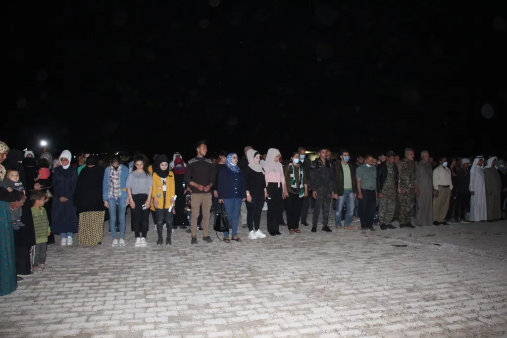 بمناسبة عيد الشهداء...أهالي منبج ينيرون أضرحة شهدائهم بالشّموع