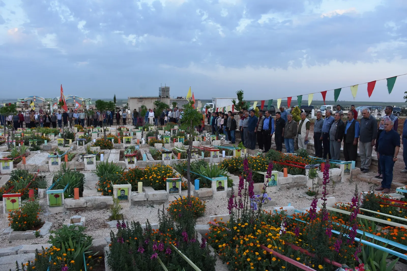 ​​​​​​​بمناسبة عيد الشّهداء...أهالي عفرين والطبقة يوقدون الشّموع على أضرحة الشّهداء