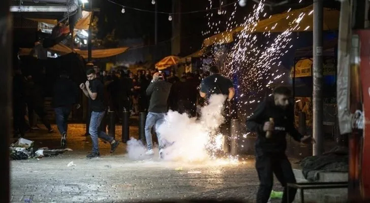 استمرار المواجهات في القدس وإطلاق قذائف من غزة صوب "المستوطنات الإسرائيلية"