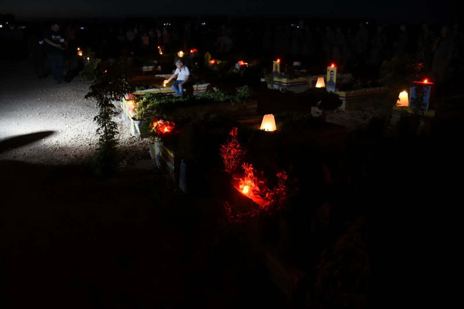 أهالي حلب يشعلون الشّموع على أضرحة الشّهداء عشية عيد الفطر