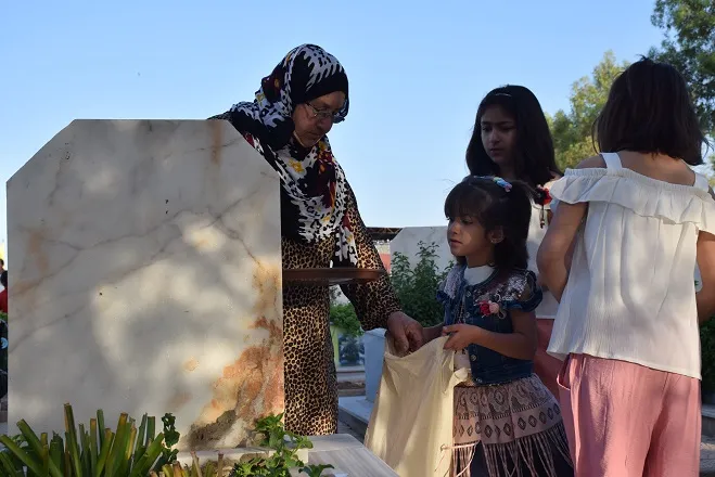 صباح العيد يبدأ بزيارة مزارات الشهداء