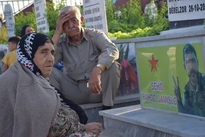 صباح العيد يبدأ بزيارة مزارات الشهداء