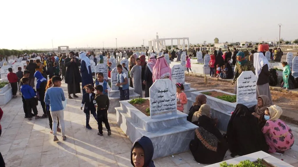 صباح العيد يبدأ بزيارة مزارات الشهداء