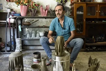حرفي يتّخذ من صناعة المزهريات مهنة في ظّل ظروف النزوح الصّعبة