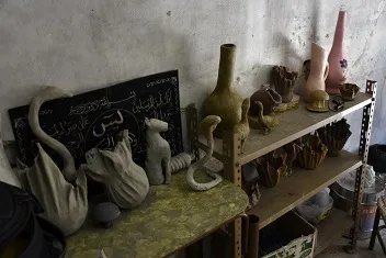 حرفي يتّخذ من صناعة المزهريات مهنة في ظّل ظروف النزوح الصّعبة