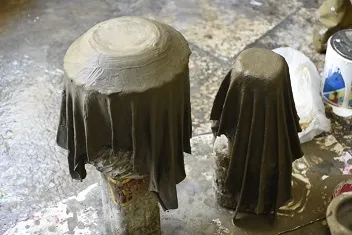 حرفي يتّخذ من صناعة المزهريات مهنة في ظّل ظروف النزوح الصّعبة
