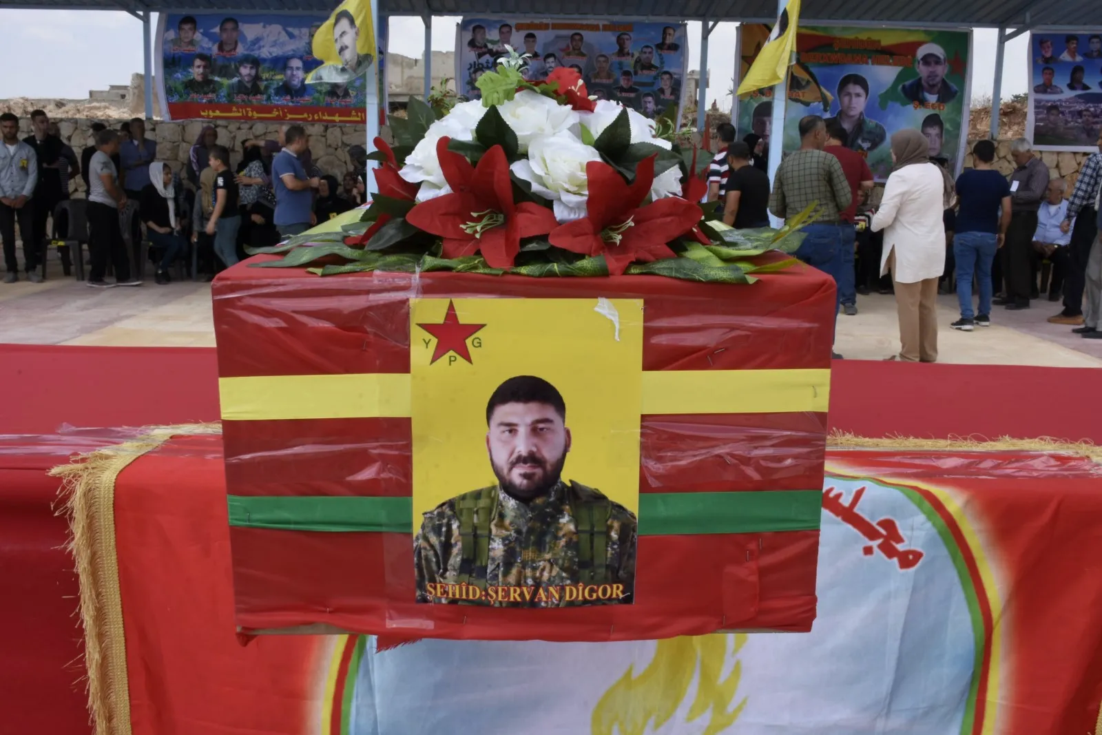 أهالي حلب يشيّعون جثمان الشهيد شرفان ديغور