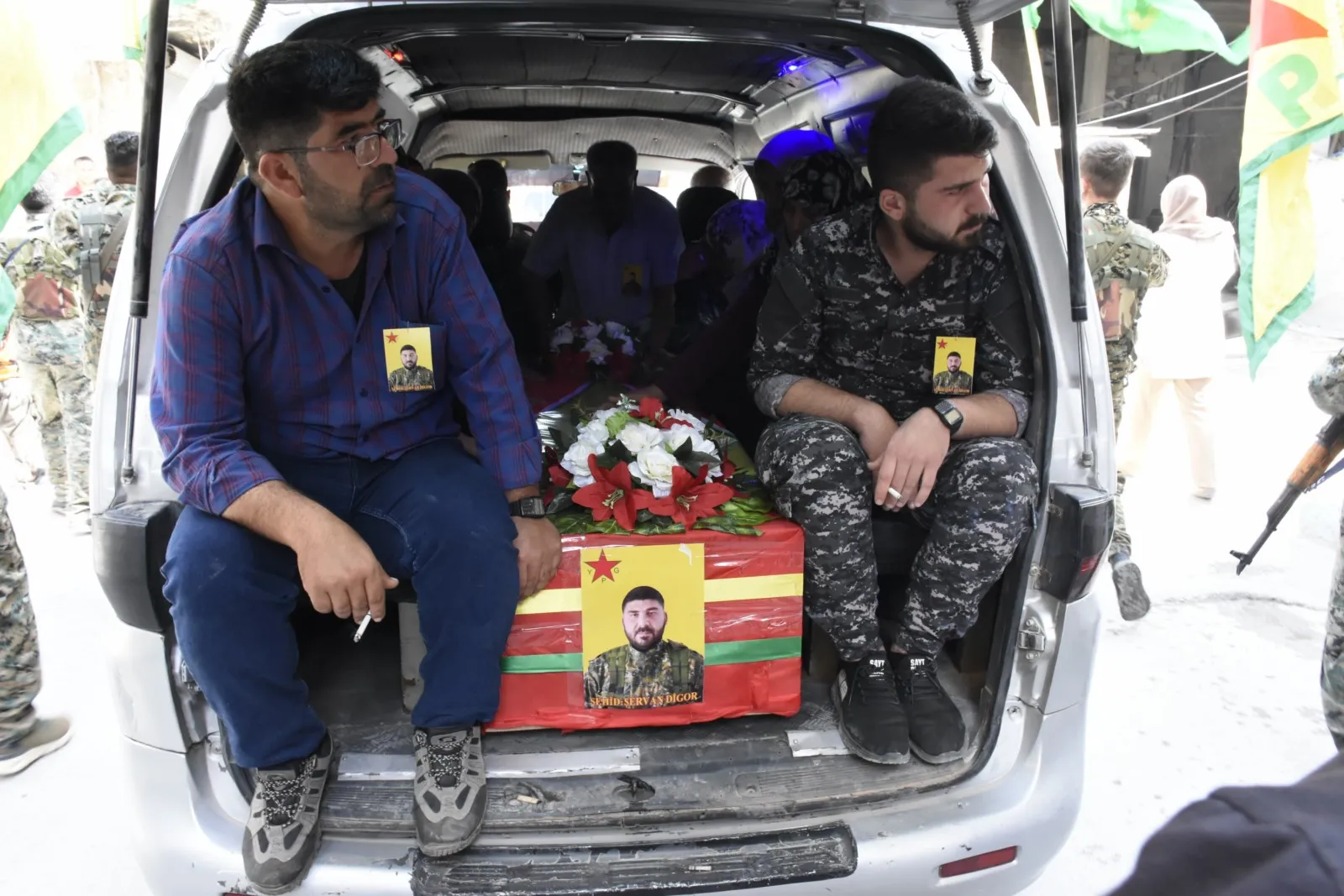أهالي حلب يشيّعون جثمان الشهيد شرفان ديغور
