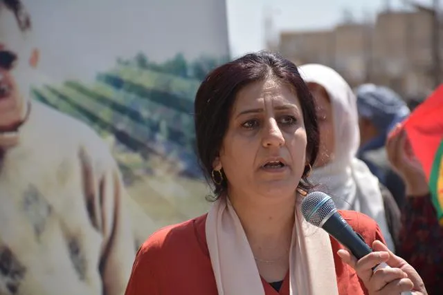 ​​​​​​​الآلاف من أهالي مقاطعة قامشلو يحيون مقاومة الكريلا ويستنكرون العزلة