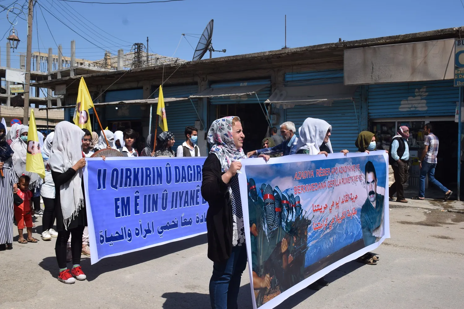 ​​​​​​​الآلاف من أهالي مقاطعة قامشلو يحيون مقاومة الكريلا ويستنكرون العزلة