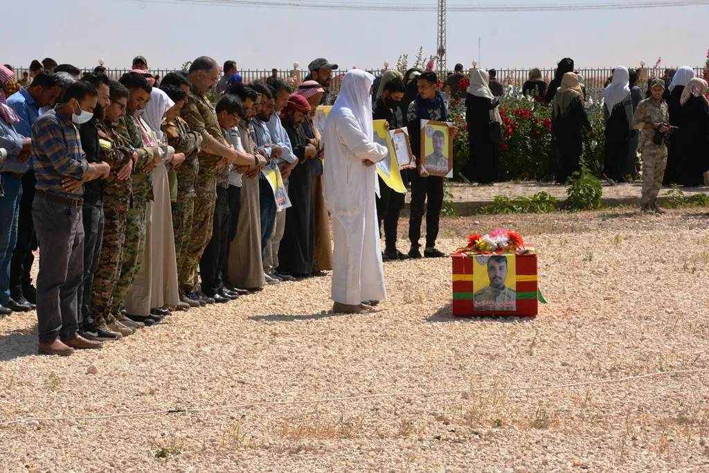 أهالي الشدادي يشيّعون جثمان الشّهيد نوري الحسن إلى مثواه الأخير