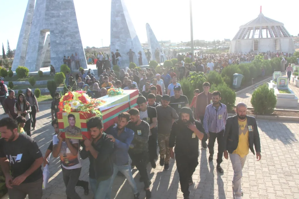 ​​​​​​​أهالي كوباني يشيّعون جثمان الشّهيد خليل شيخ علي إلى مثواه الأخير