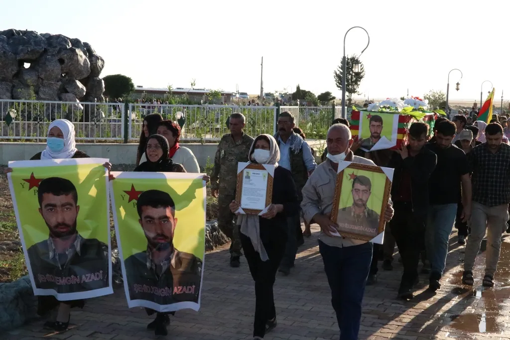 أهالي ديرك يشيعون جثمان المقاتل غمكين آزادي إلى مثواه الأخير