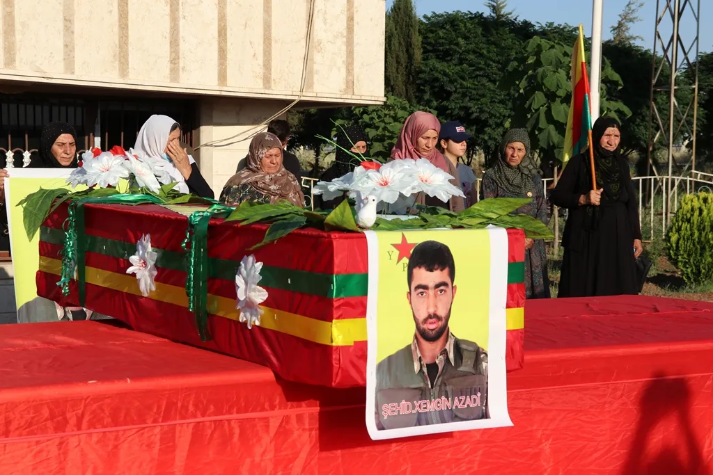 أهالي ديرك يشيعون جثمان المقاتل غمكين آزادي إلى مثواه الأخير