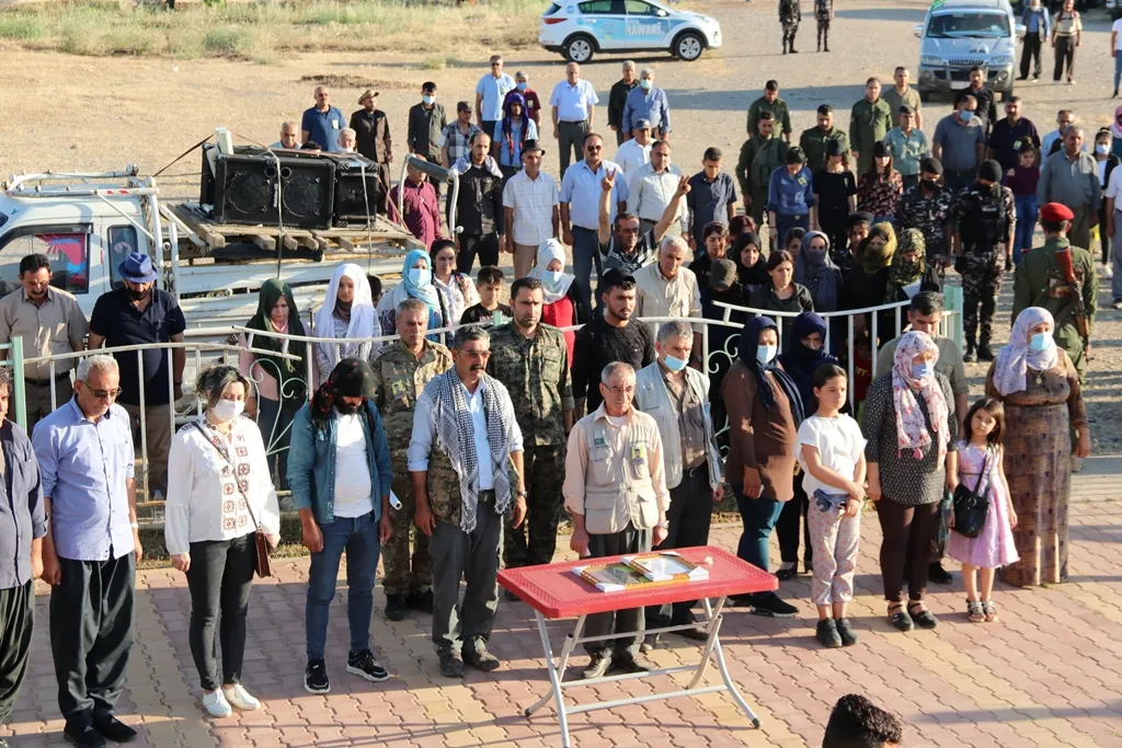 أهالي ديرك يشيعون جثمان المقاتل غمكين آزادي إلى مثواه الأخير