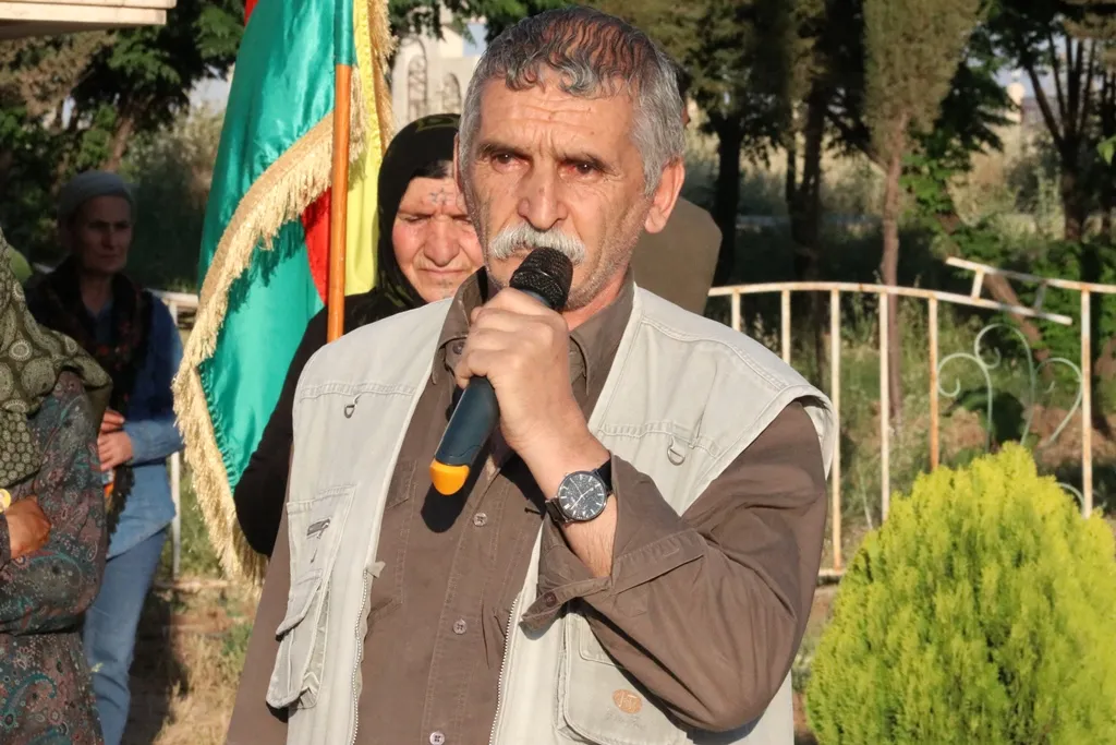 أهالي ديرك يشيعون جثمان المقاتل غمكين آزادي إلى مثواه الأخير