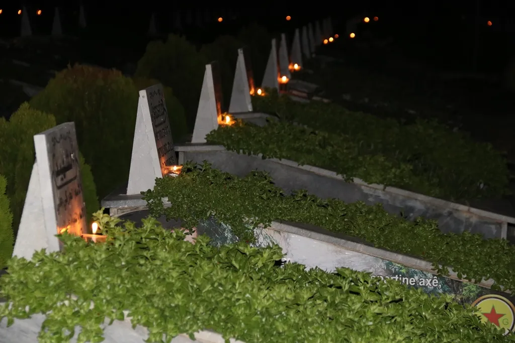 بمناسبة عيد الشّهداء...الأهالي تشعل الشّموع على أضرحة أبنائها الشّهداء