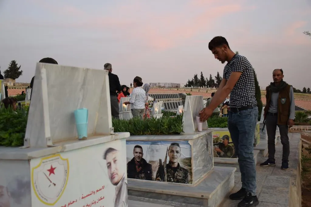 بمناسبة عيد الشّهداء...الأهالي تشعل الشّموع على أضرحة أبنائها الشّهداء