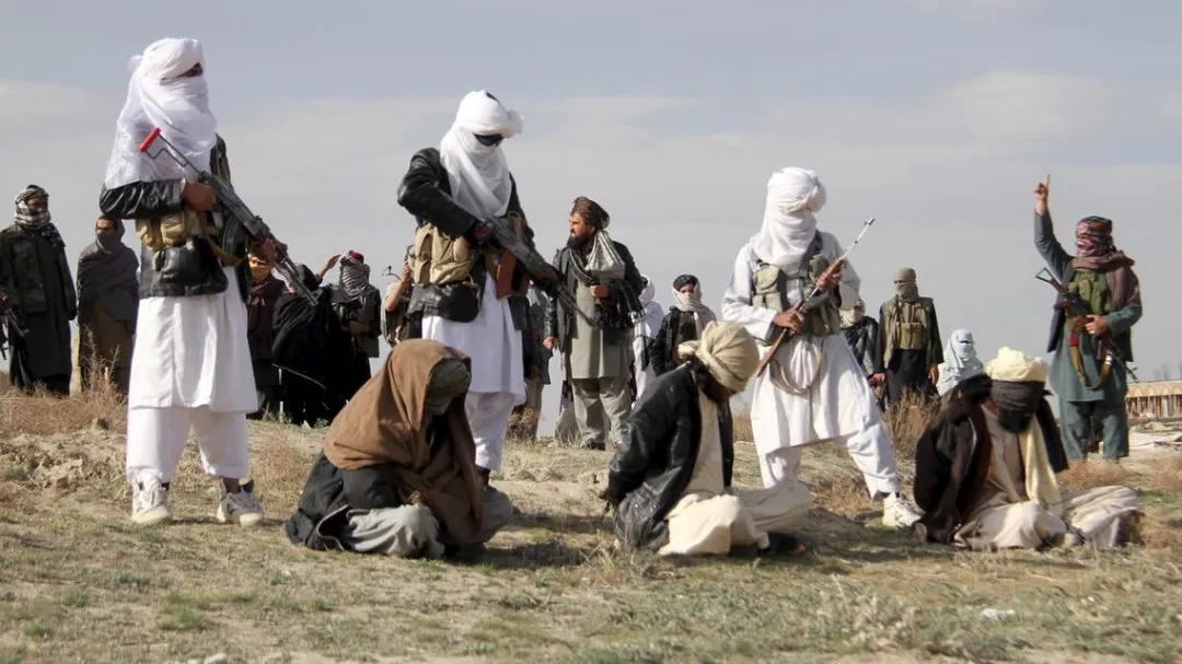 مقتل 10 أشخاص من عمال إزالة الألغام على أيدي طالبان في أفغانستان