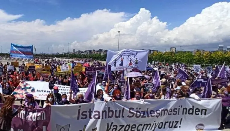​​​​​​​أكثر من ألف امرأة تركية تشارك في مظاهرة لمطالبة أردوغان بالعودة لاتفاقية اسطنبول