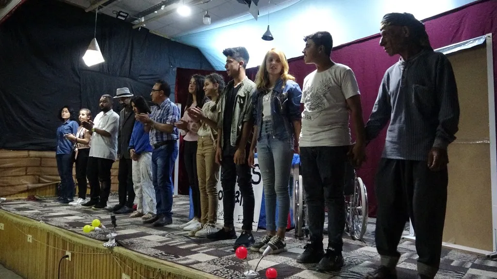عرض مسرحي بعنوان "المادة الثالثة" في ديرك
