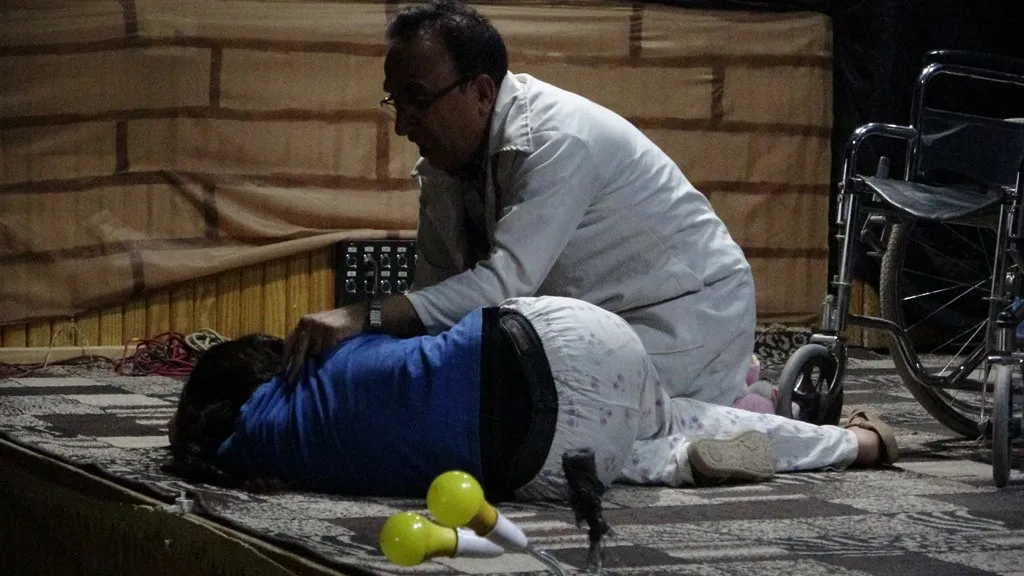 عرض مسرحي بعنوان "المادة الثالثة" في ديرك