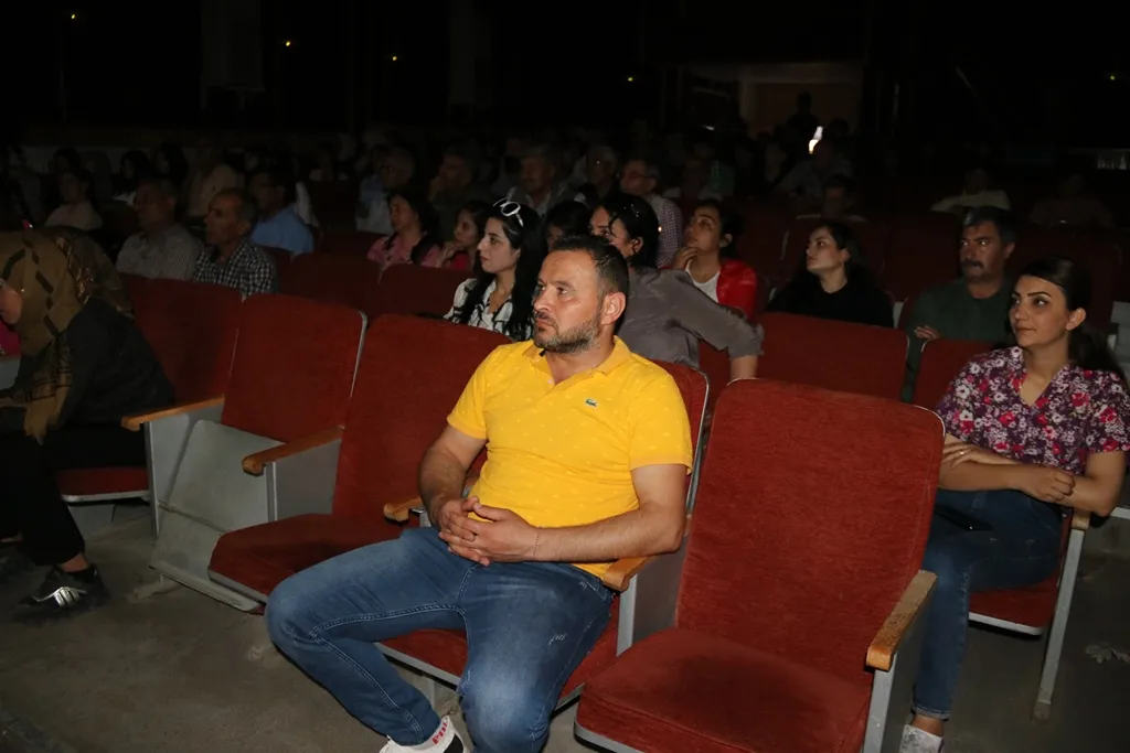 عرض مسرحي بعنوان "المادة الثالثة" في ديرك