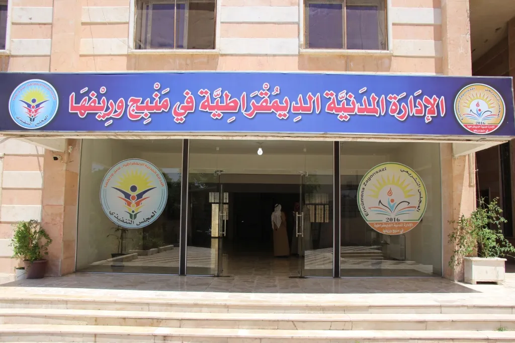 وفد من الرقة يزور إدارة منبج للاطلاع على أوضاع المدينة