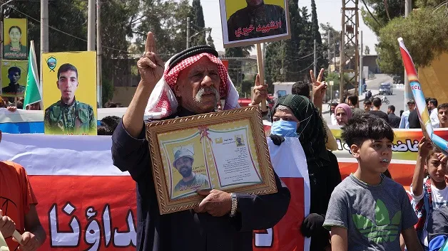 خلال مظاهرة.. أهالي الطّبقة يندّدون بالانتهاكات التركيّة بحقّ شعوب المنطقة