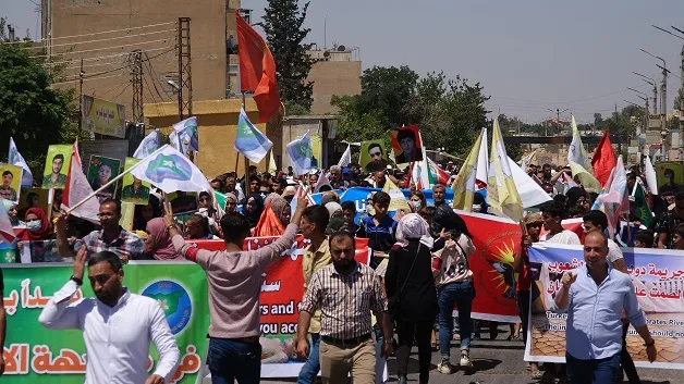 خلال مظاهرة.. أهالي الطّبقة يندّدون بالانتهاكات التركيّة بحقّ شعوب المنطقة