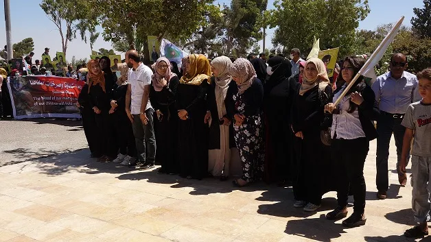 خلال مظاهرة.. أهالي الطّبقة يندّدون بالانتهاكات التركيّة بحقّ شعوب المنطقة