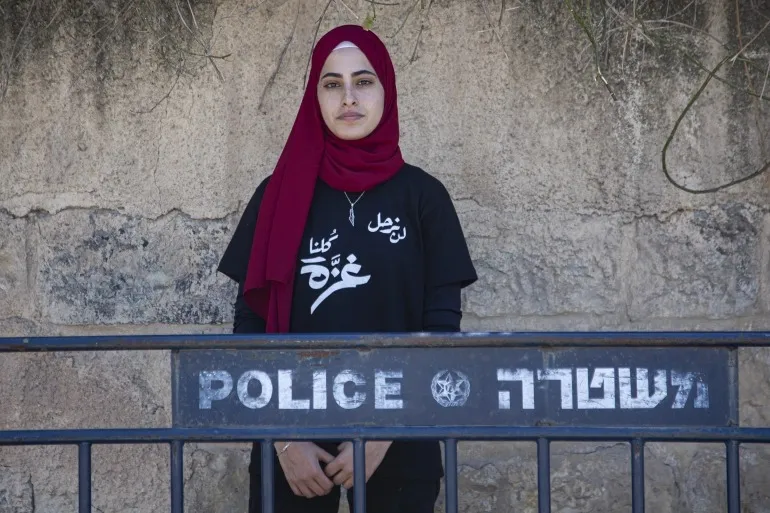 "أيقونة حي الشيخ جراح"..  إسرائيل تعتقل الناشطة الفلسطينية منى الكرد