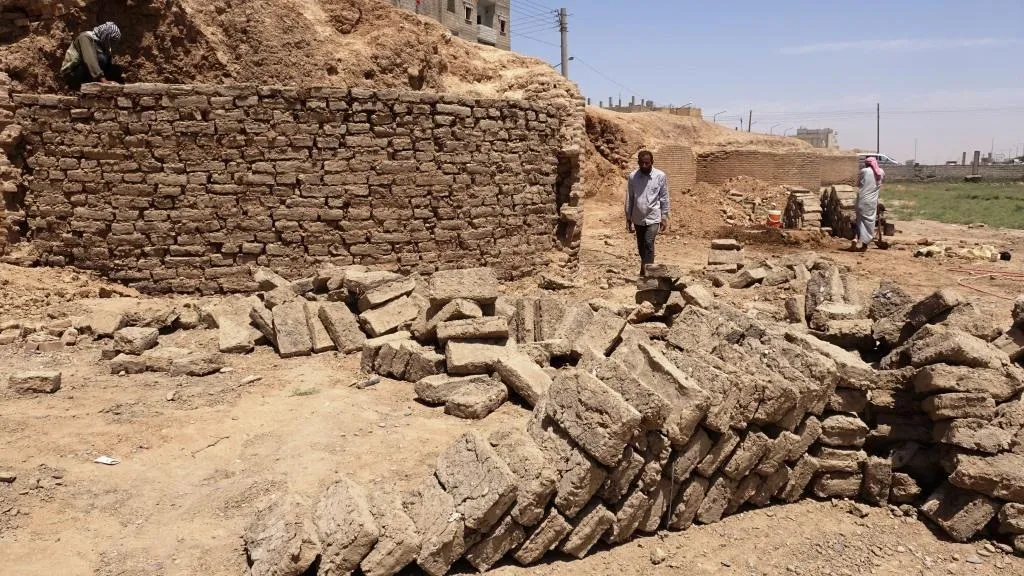 ​​​​​​​لجنة الثقافة والآثار في الرّقة تبدأ بالمرحلة الأولى من إعادة تأهيل سور بغداد الأثريّ