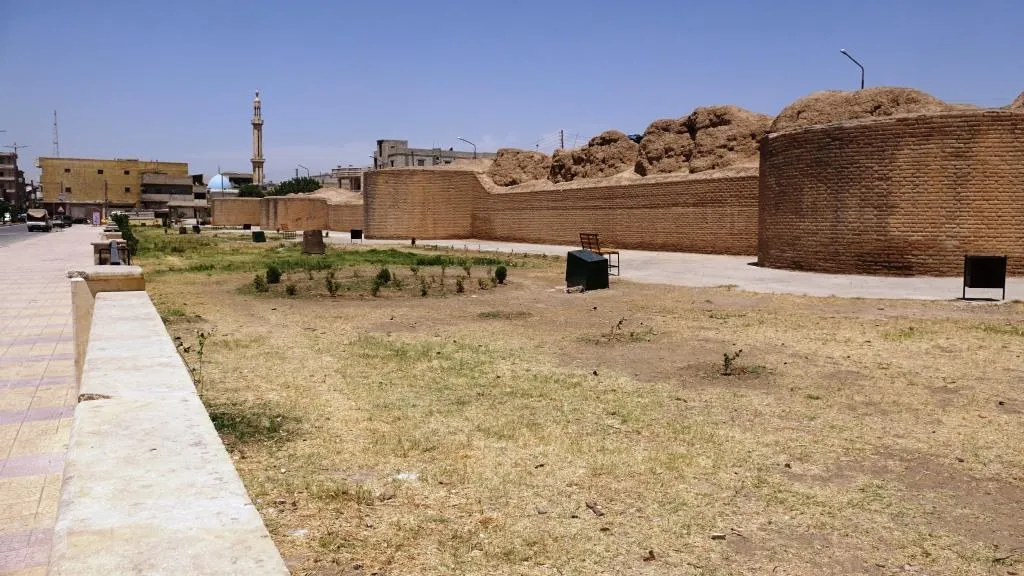 ​​​​​​​لجنة الثقافة والآثار في الرّقة تبدأ بالمرحلة الأولى من إعادة تأهيل سور بغداد الأثريّ