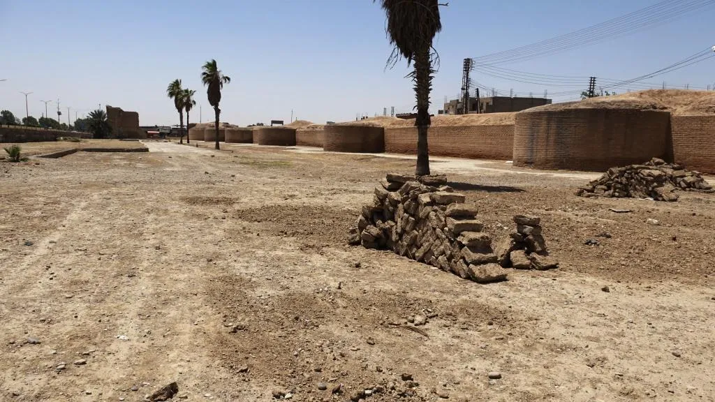 ​​​​​​​لجنة الثقافة والآثار في الرّقة تبدأ بالمرحلة الأولى من إعادة تأهيل سور بغداد الأثريّ