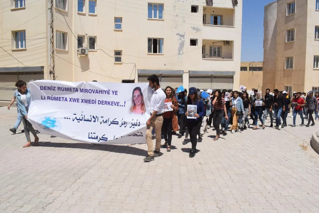 طلاب جامعة كوباني يتظاهرون تنديداً لاغتيال دنيز بويراز