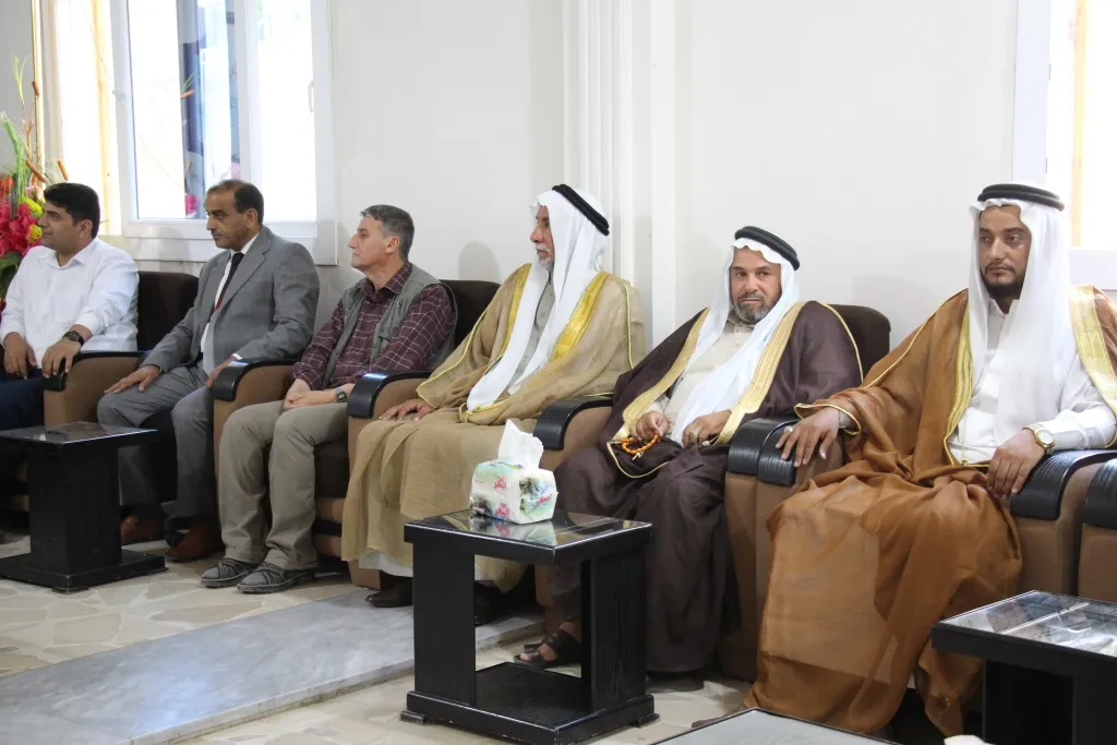 وفد من الإدارة وشيوخ العشائر في الطّبقة يزور إدارة منبج للاطّلاع على أوضاع المدينة