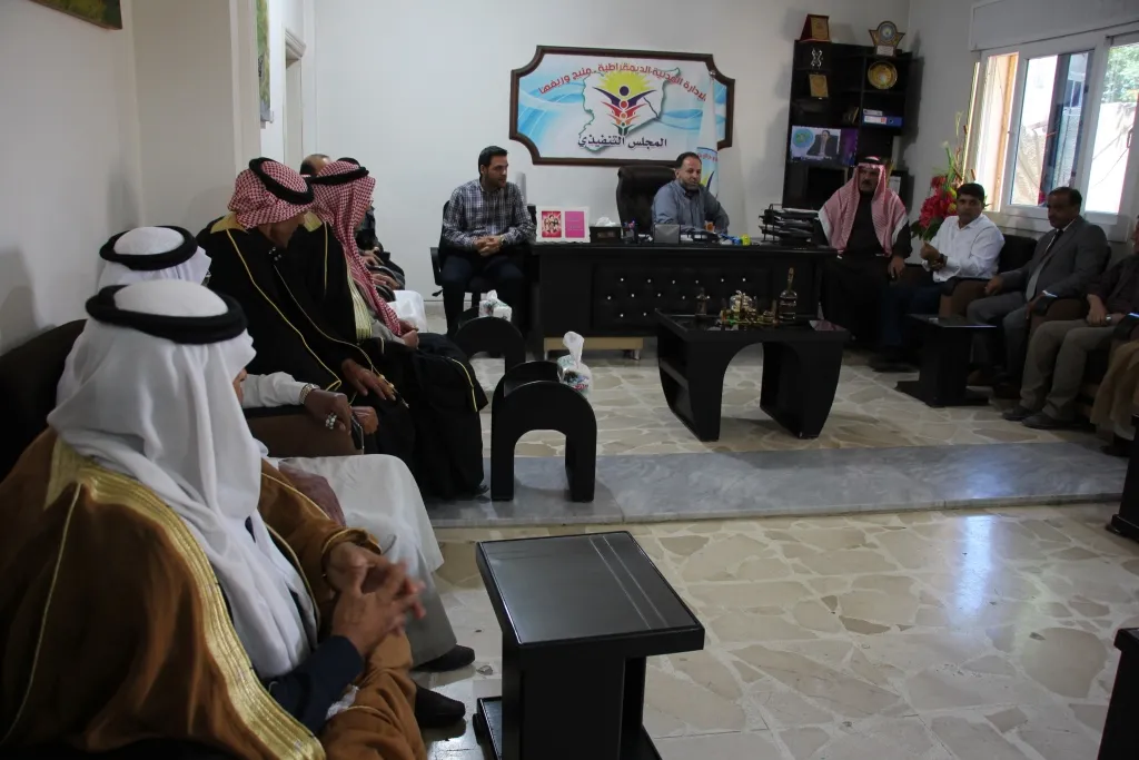 وفد من الإدارة وشيوخ العشائر في الطّبقة يزور إدارة منبج للاطّلاع على أوضاع المدينة