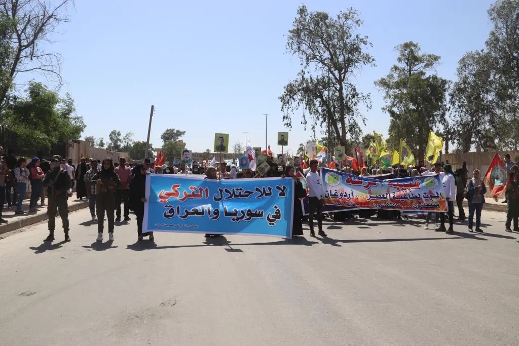 ​​​​​​​أهالي الرّقة يخرجون في مسيرة تحت شعار "هلمّوا لمعركة الحرّية"