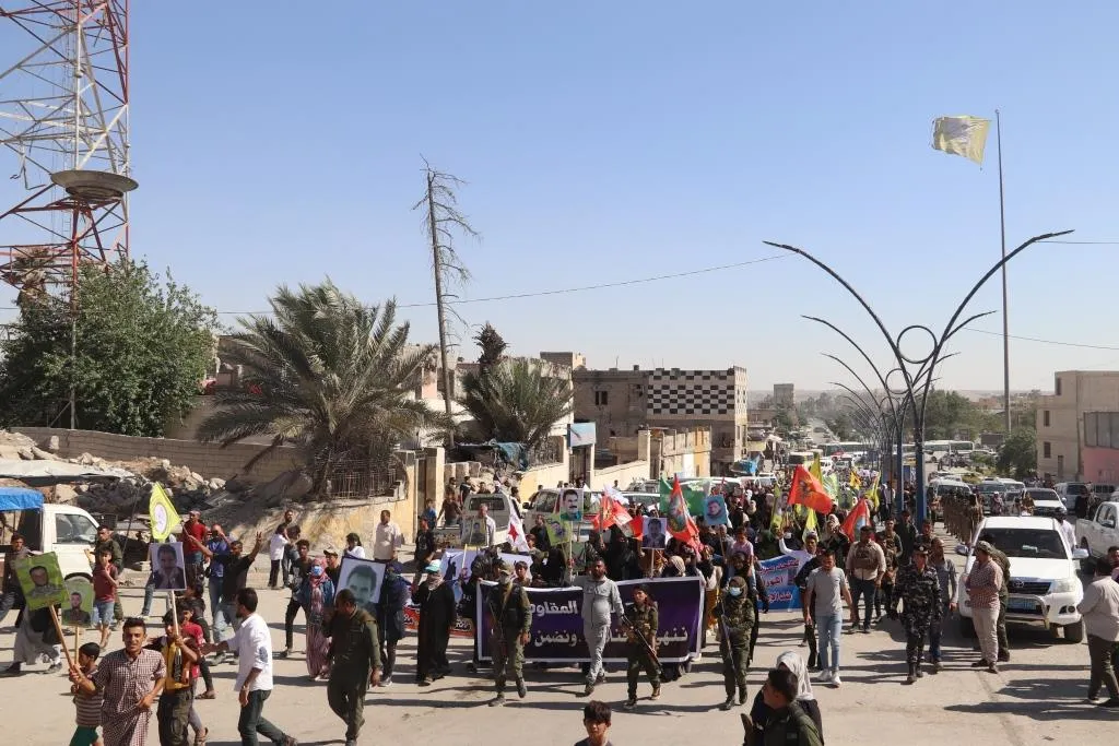 ​​​​​​​أهالي الرّقة يخرجون في مسيرة تحت شعار "هلمّوا لمعركة الحرّية"