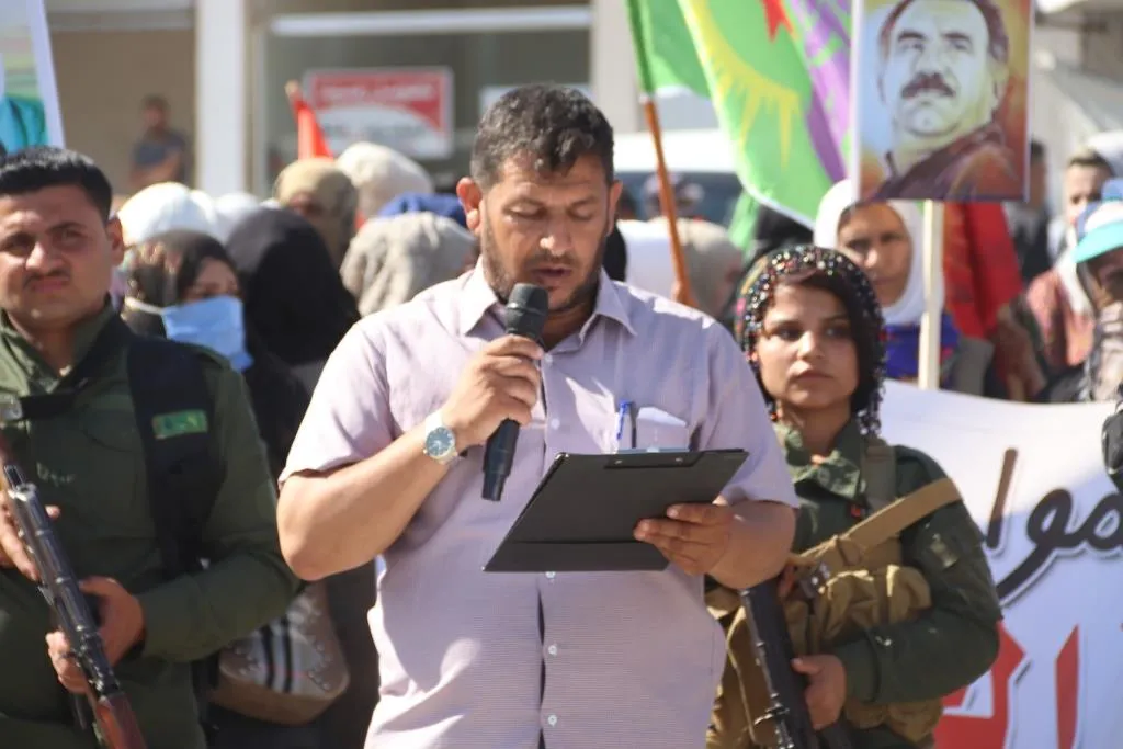 ​​​​​​​أهالي الرّقة يخرجون في مسيرة تحت شعار "هلمّوا لمعركة الحرّية"