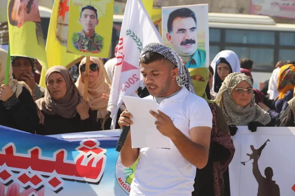 ​​​​​​​أهالي الرّقة يخرجون في مسيرة تحت شعار "هلمّوا لمعركة الحرّية"