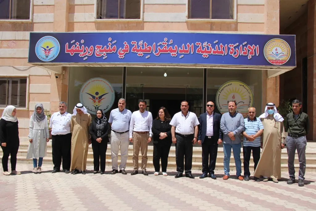 وفد من الإدارة الذّاتية لشمال وشرق سوريا يزور إدارة منبج ويطلع على أوضاع المدينة  