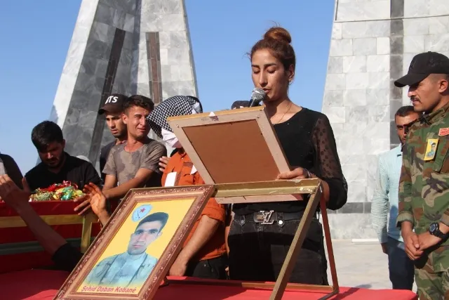 أهالي كوباني يشيّعون جثمان الشهيد دابان شيخو إلى مثواه الأخير