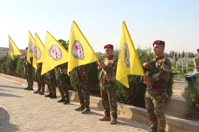 أهالي كوباني يشيّعون جثمان الشهيد دابان شيخو إلى مثواه الأخير