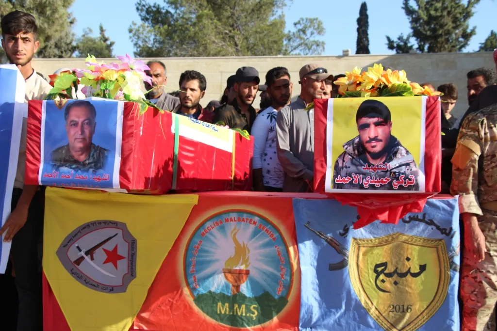 ​​​​​​​منبج تشيع جثمان الشهيدين تركي حميدي ومحمد الأحمد لمثواهما الأخير