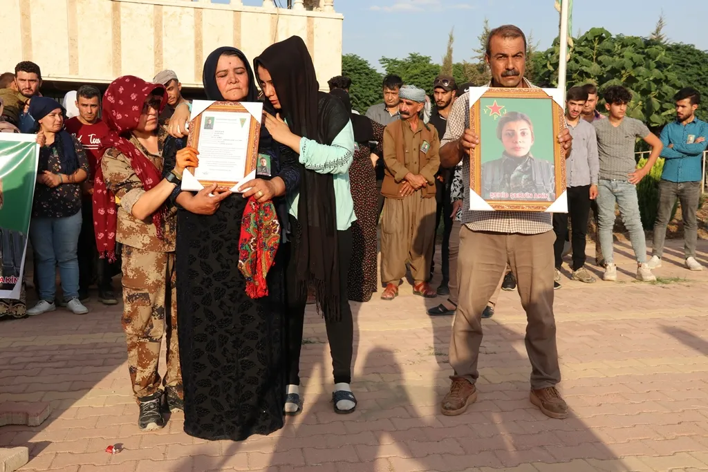 أهالي ديرك يودعون الشهيدة شرفين إلى مثواها الأخير في مزار الشهيد خبات