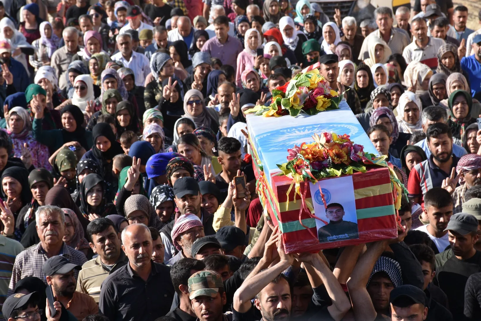أهالي إقليم عفرين يشيّعون جثمان الشّهيد خليل حمو إلى مثواه الأخير